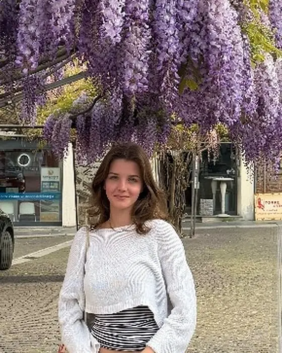 Amira Leuenberger unter einer blühenden Glyzinie